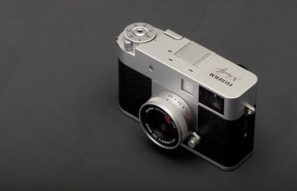 Fujifilm представила цифрову камеру X half із імітацією зйомки на плівку