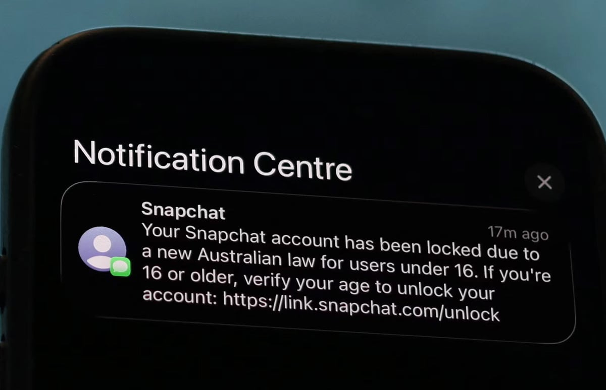 Австралія першою у світі заборонила соцмережі підліткам до 16 років