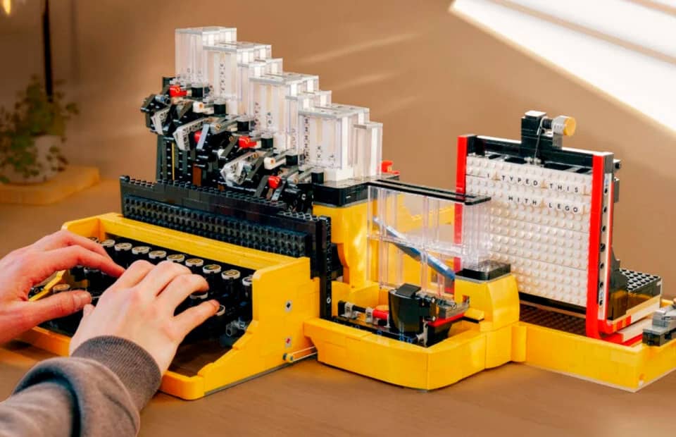 Ентузіаст створив робочу друкарську машинку з конструктора Lego