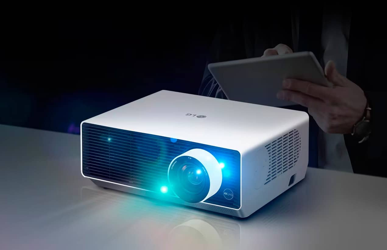 LG представила яскравий 4K-проєктор ProBeam із прошивкою WebOS