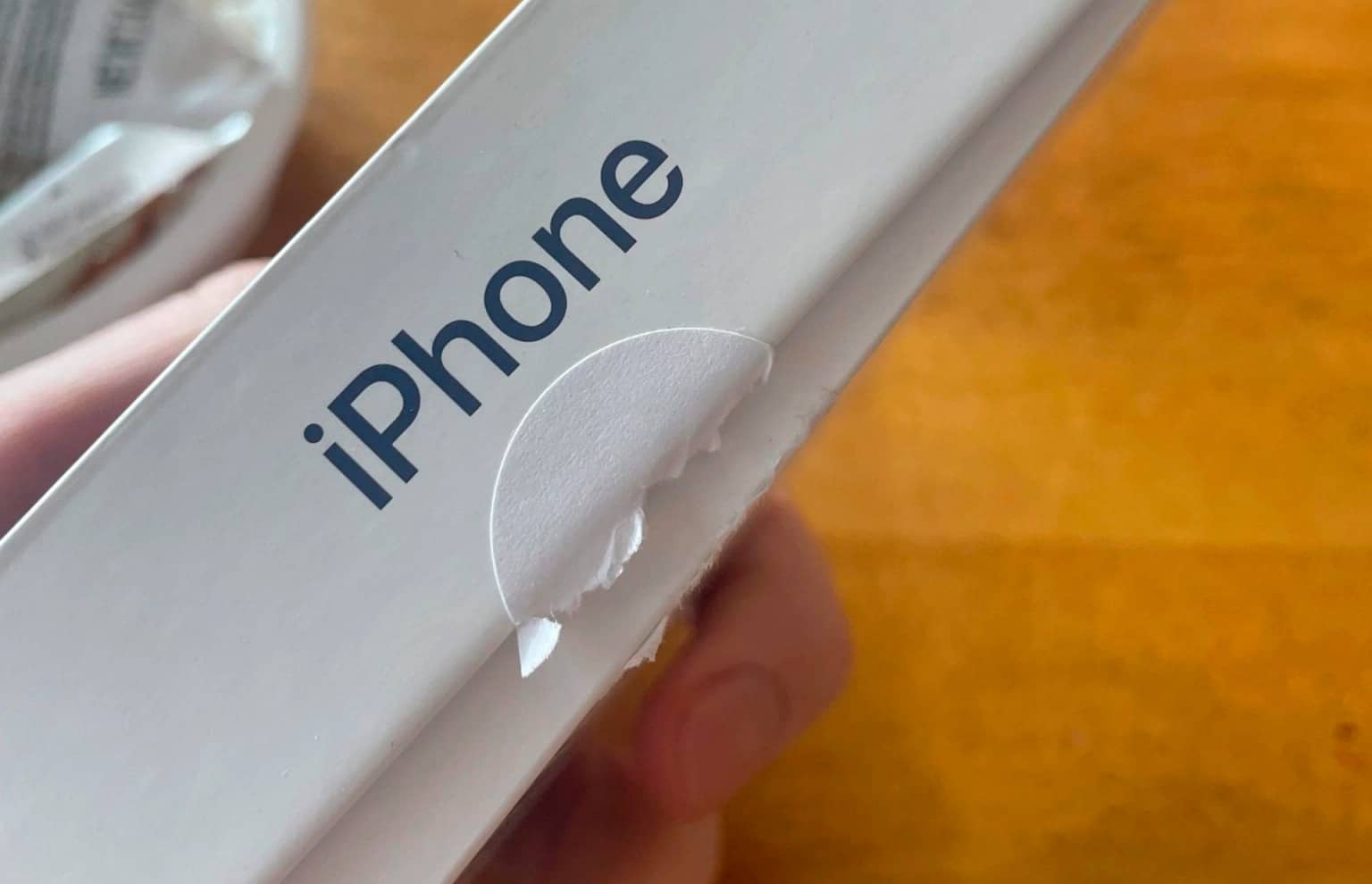 Хлопець отримав замовлений iPhone 17 Pro у розпакованій коробці з брудними слідами