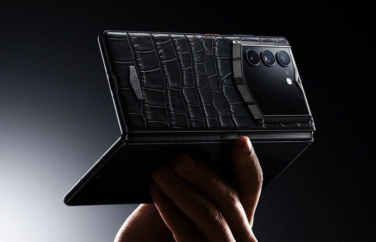 Розкіш і штучний інтелект в одному корпусі: Vertu представила складаний смартфон Alphafold із «цифровим асистентом майбутнього»