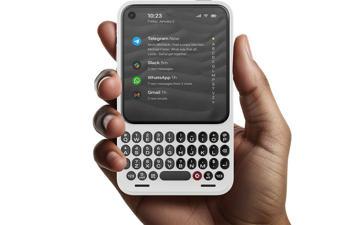 Опубліковано докладний відеоогляд Clicks Communicator — сучасного смартфона у стилі BlackBerry