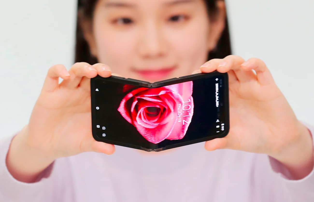 Samsung показала смартфон, який гнеться в обидві сторони