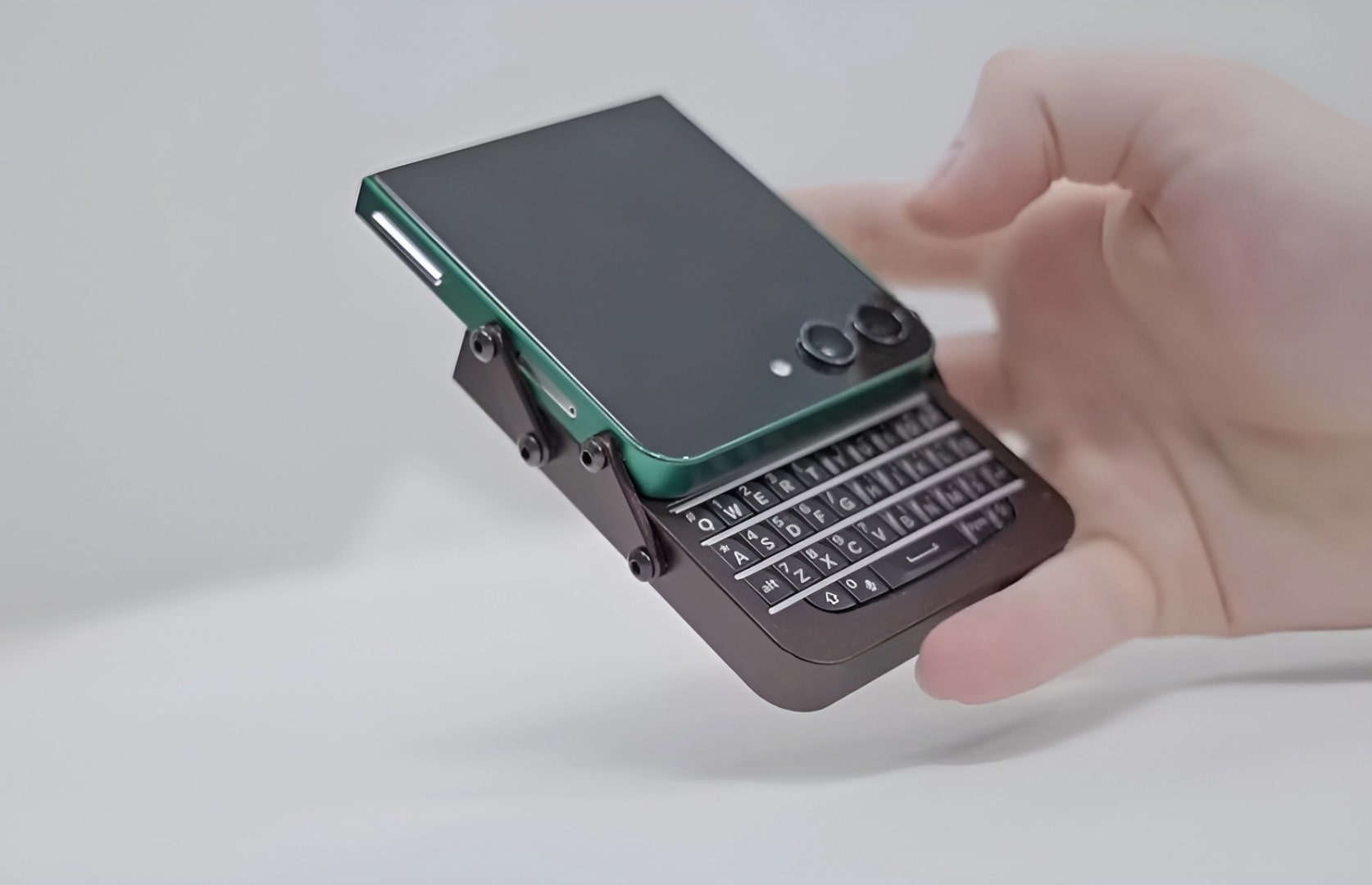 Блогер зібрав унікальний смартфон зі зламаного Galaxy Z Flip
