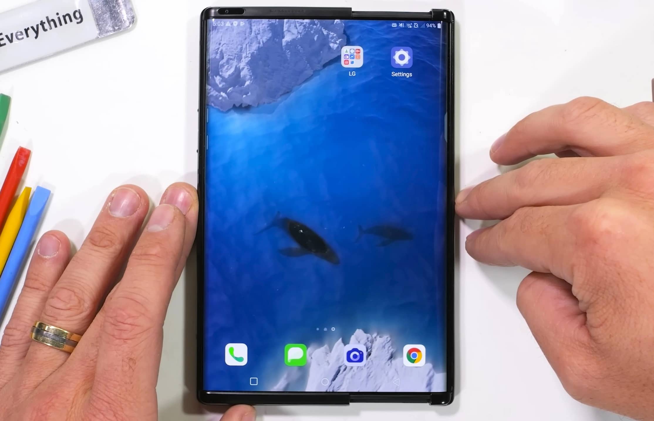 Проведено розбирання надзвичайно рідкісного смартфона LG Rollable