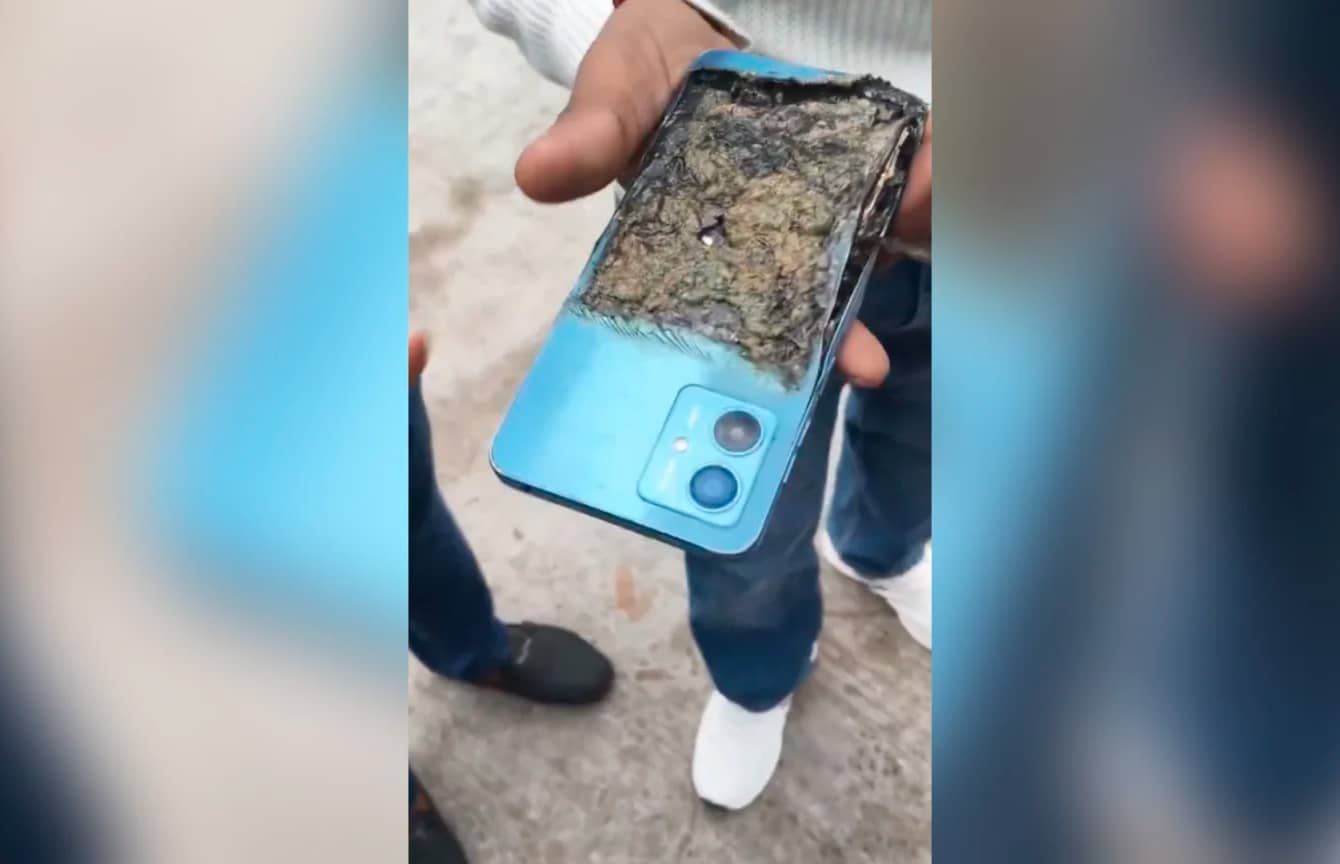 Смартфон Motorola спалахнув прямо в кишені користувача