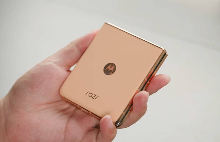 Motorola розробляє складаний телефон із моторизованим шарніром