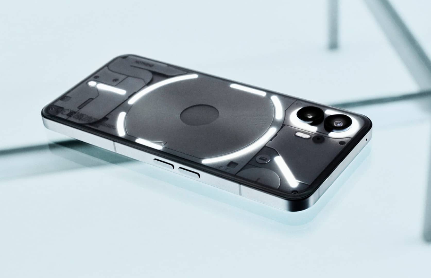 Опубліковано офіційні зображення смартфона Nothing Phone (2)