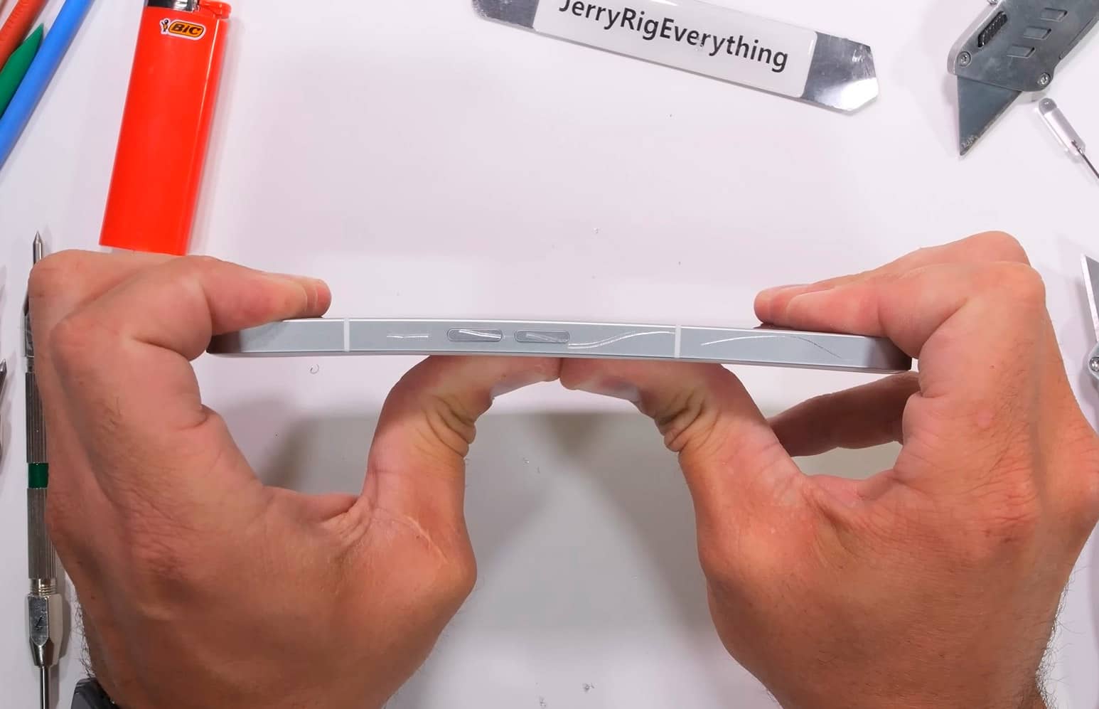 Nothing Phone (2) пройшов тест на міцність