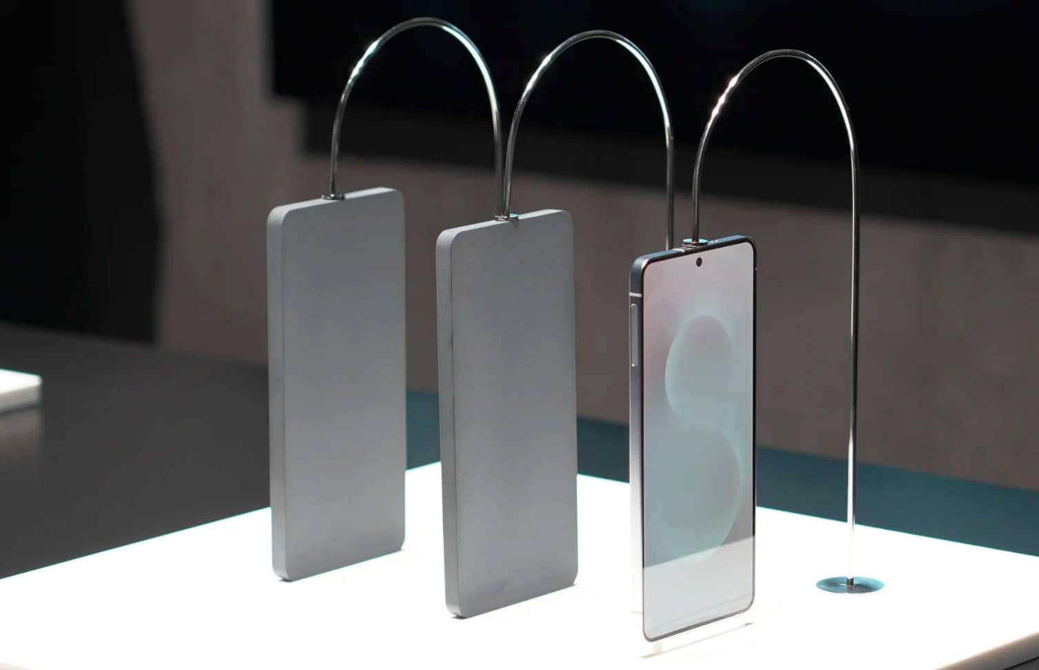 Samsung перенесла презентацію ультратонкого флагмана Galaxy S25 Edge