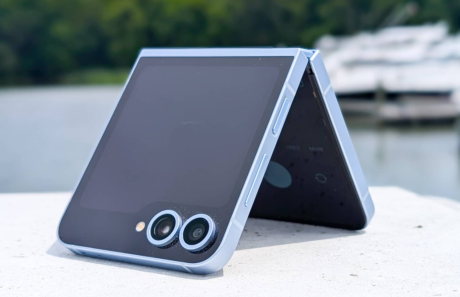 Стала відома вартість смартфона Samsung Galaxy Flip7 FE