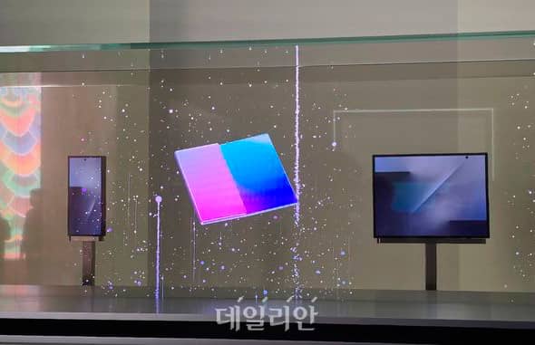 Samsung нарешті показала смартфон Galaxy Z TriFold