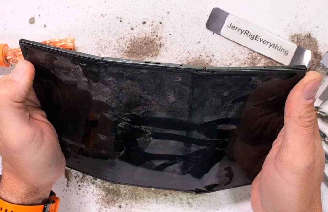 Випробовано міцність смартфона Samsung Galaxy Z TriFold