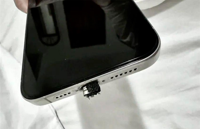 Кабель USB-C спалахнув під час зарядки iPhone 15 Pro Max