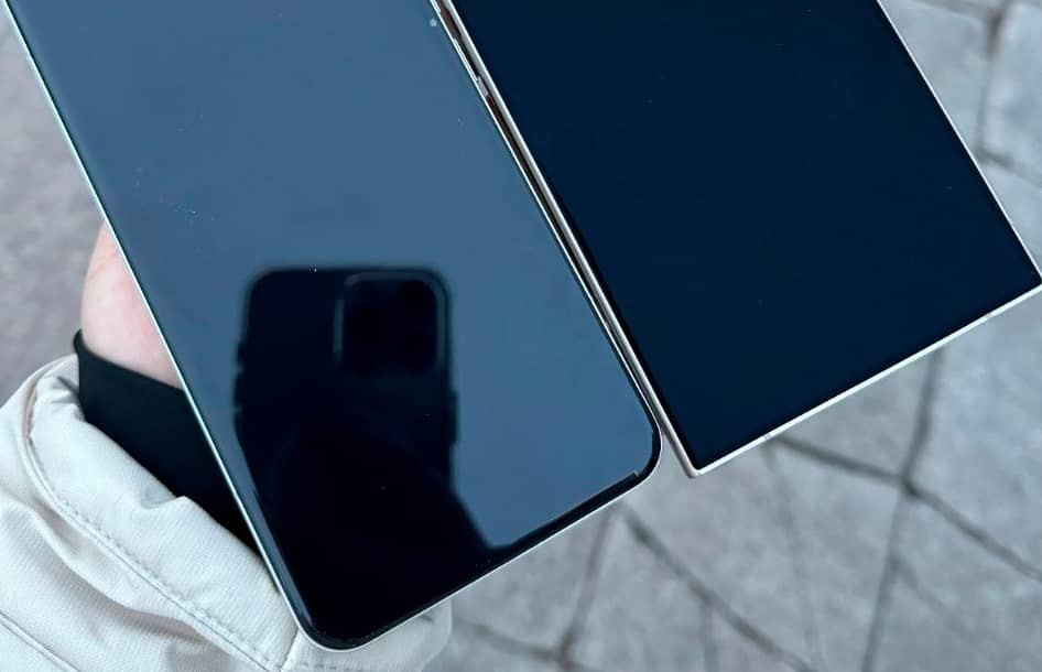 На фото порівняли покриття антивідблиску Xiaomi 14 Ultra і Samsung Galaxy S24 Ultra