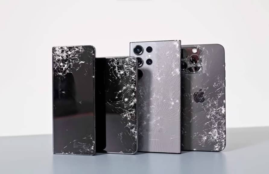 iPhone 15 Pro Max розбився після першого падіння на асфальт у новому дроптесті