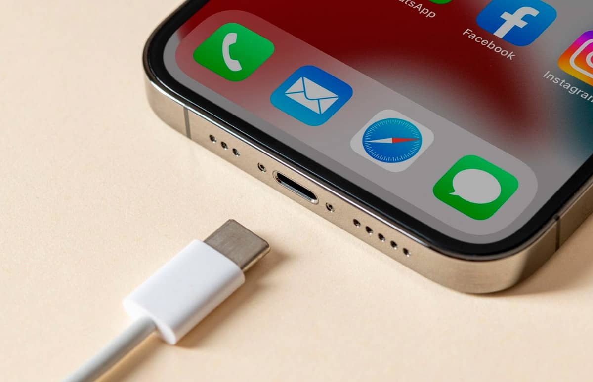 Власники iPhone 15 скаржаться на порт USB-C
