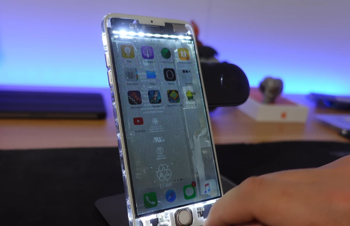 Прозорий iPhone 6 Plus здивував мережу: блогер показав смартфон, крізь екран якого видно всі внутрішні компоненти