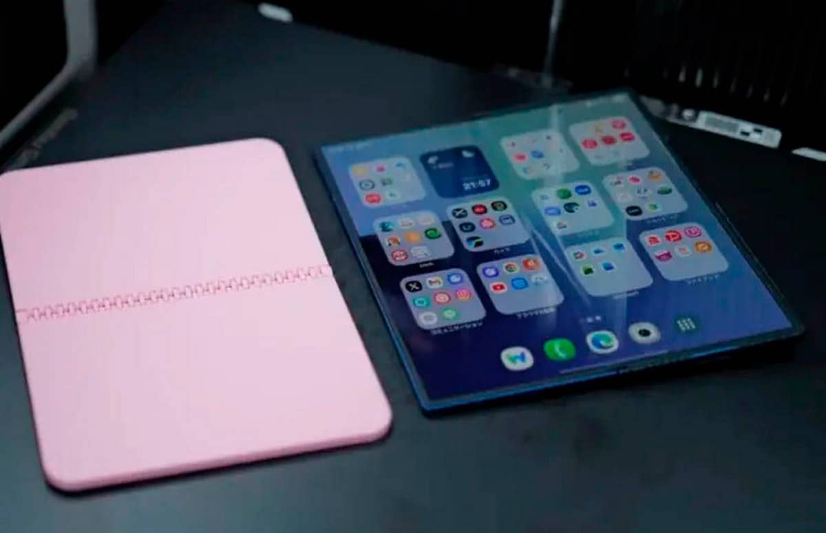 На зображеннях показано унікальний форм-фактор iPhone Fold