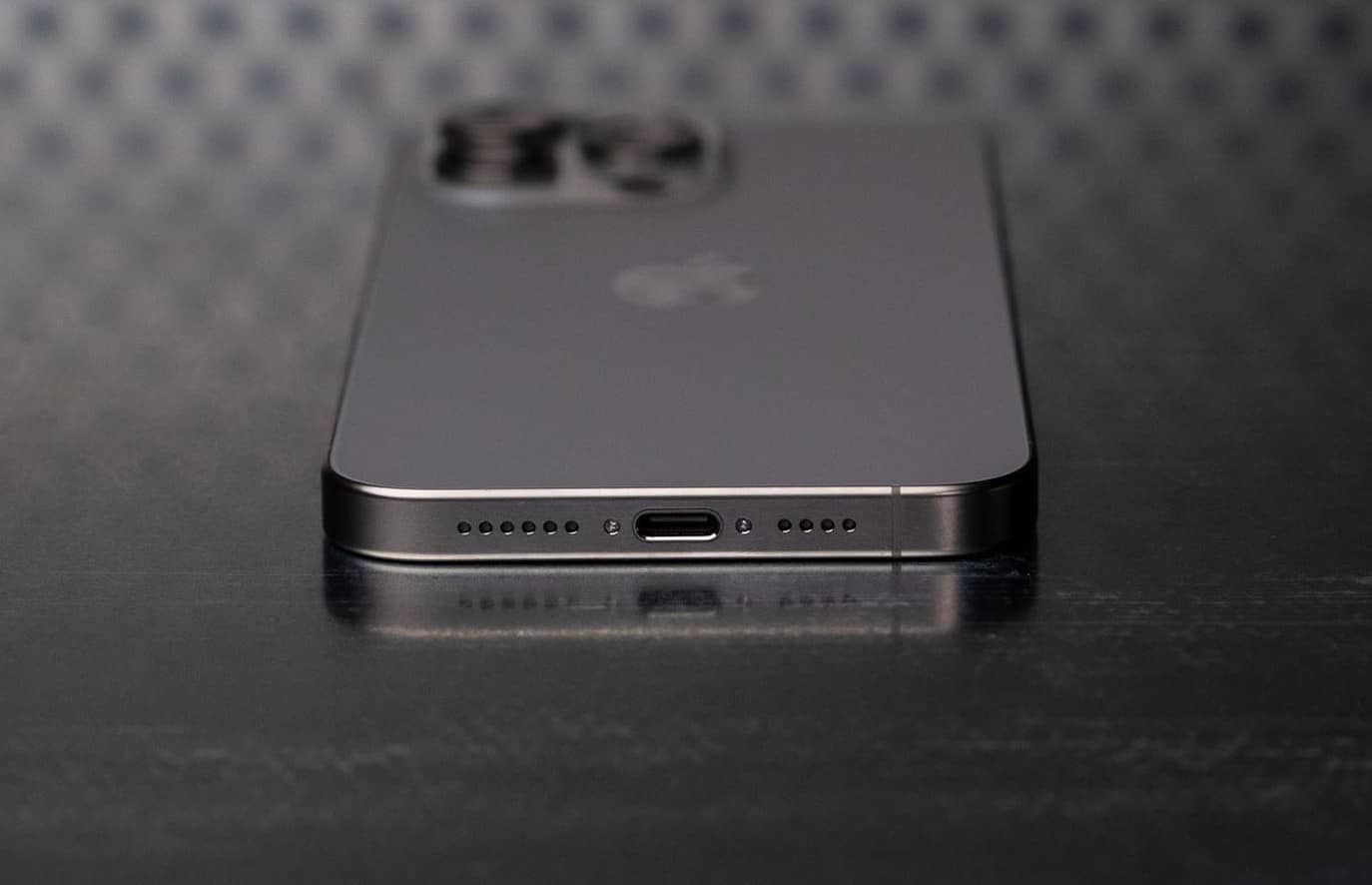 Apple не рекомендує заряджати iPhone 15 кабелями від Android