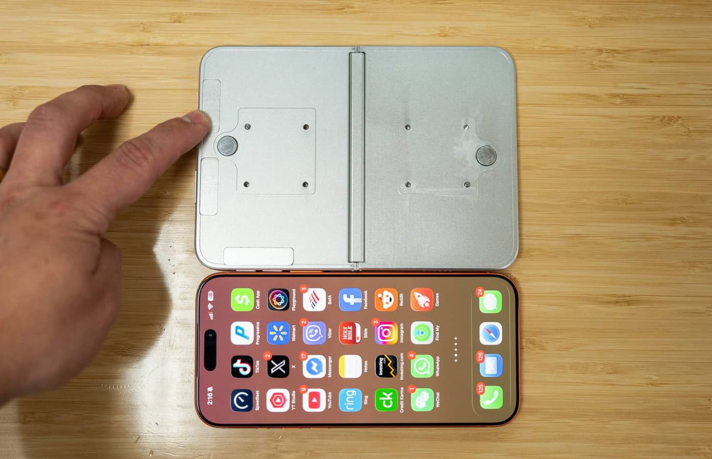 Опубліковано зображення макета складного iPhone