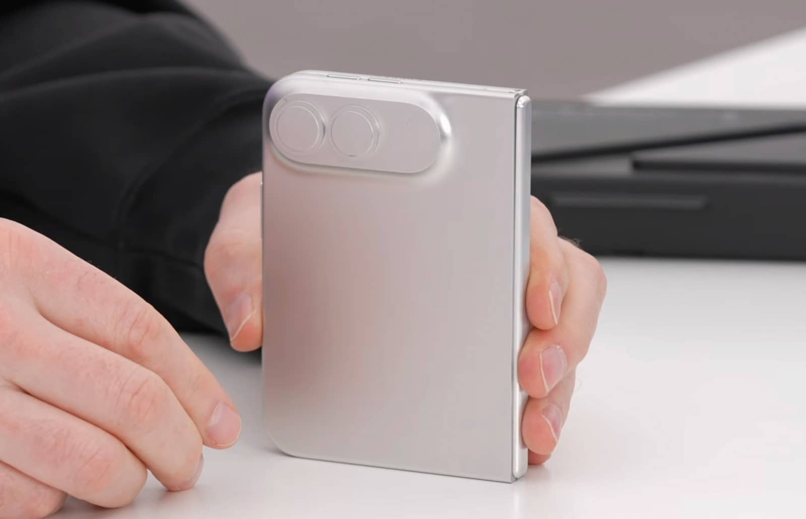 У мережі показали новий макет iPhone Ultra: незвичний формат і майже «iPad mini» у кишені