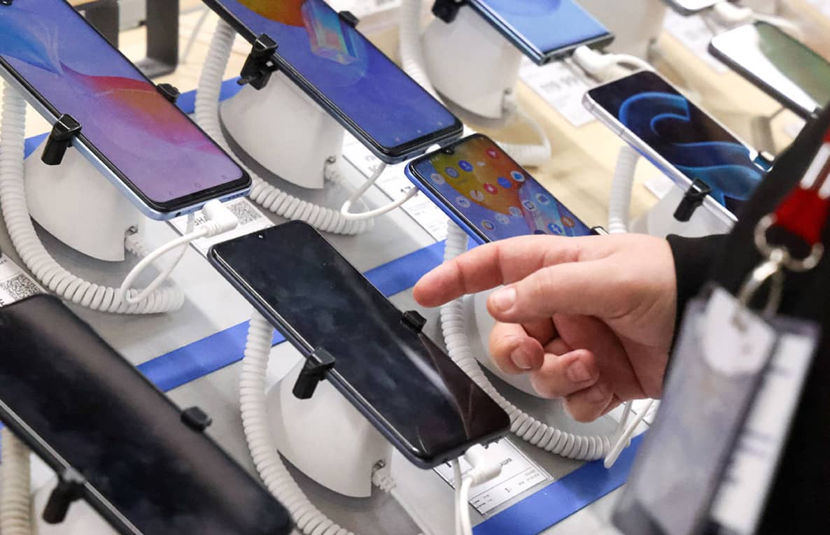 Дешеві смартфони стрімко втрачають популярність через подорожчання пам