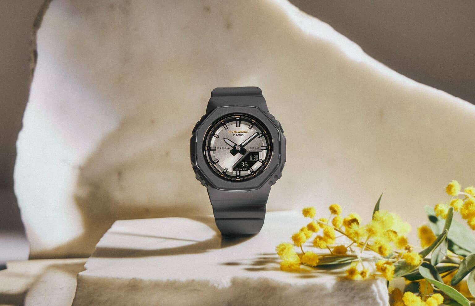 Представлено годинник Casio G-Shock GMA-P2126W-8A, присвячений святу 8 березня