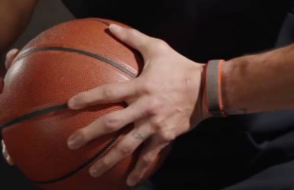 Google показала фітнес-браслет Fitbit без екрана