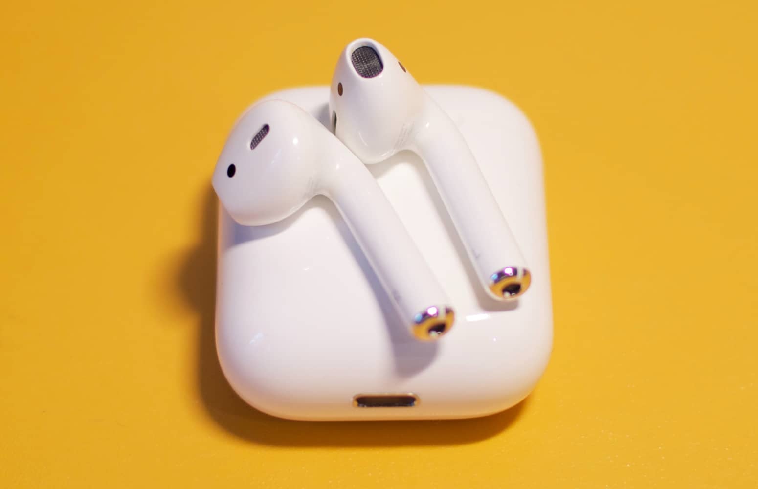Apple готує недорогі TWS-навушники AirPods Lite