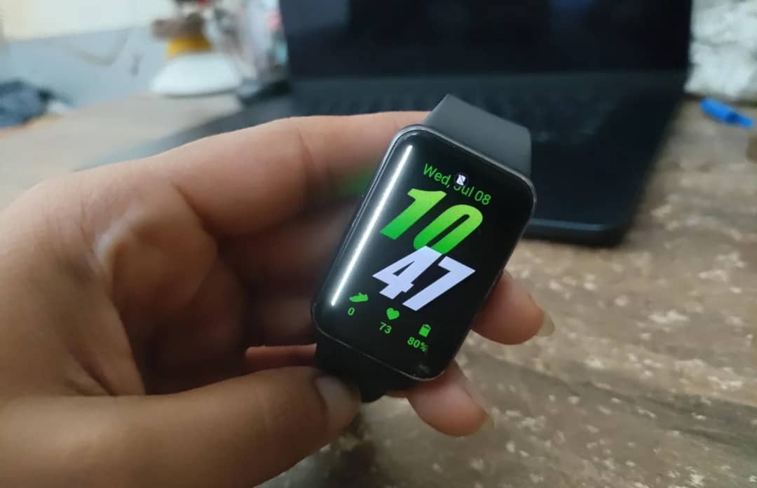 Після оновлення One UI власники Samsung Galaxy Watch почали скаржитися на зелені смуги на екрані