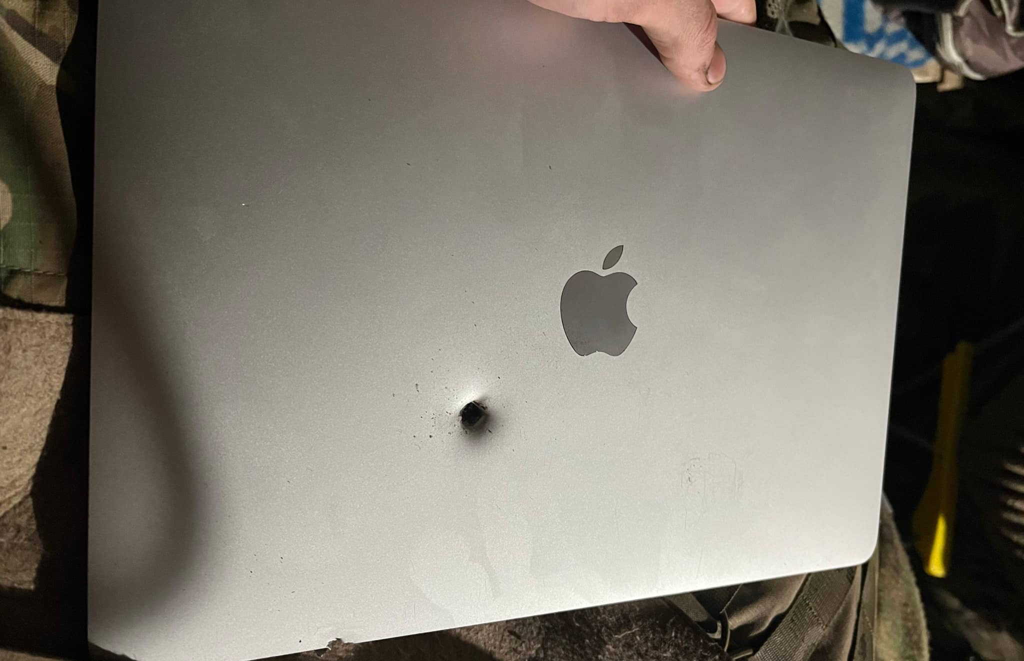 Ноутбук MacBook Air прийняв влучення артилерійського уламка і продовжив працювати