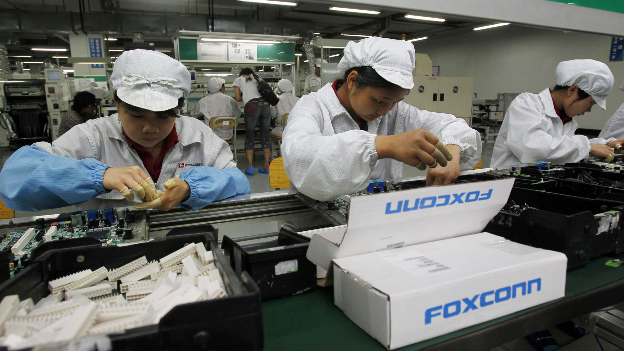 Foxconn набирає для складання iPhone сільських мешканців та дрібних чиновників