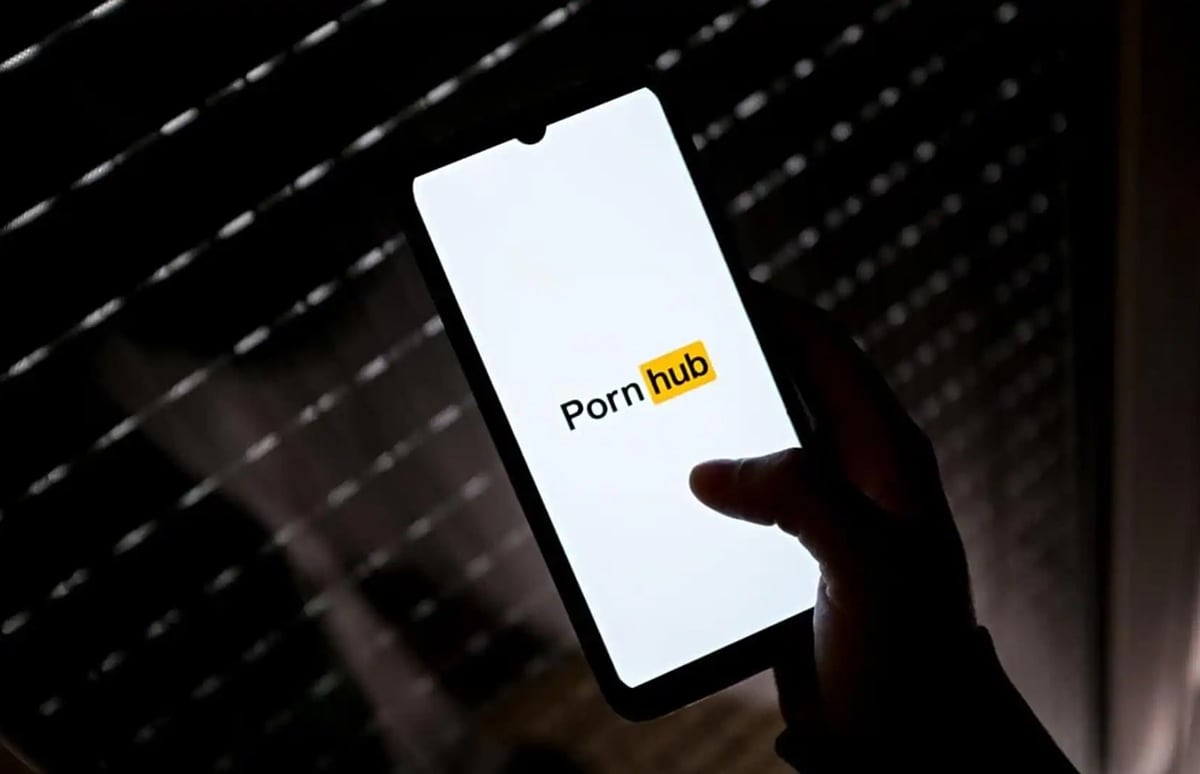 Pornhub закликав техногігантів запровадити перевірку віку на рівні пристрою