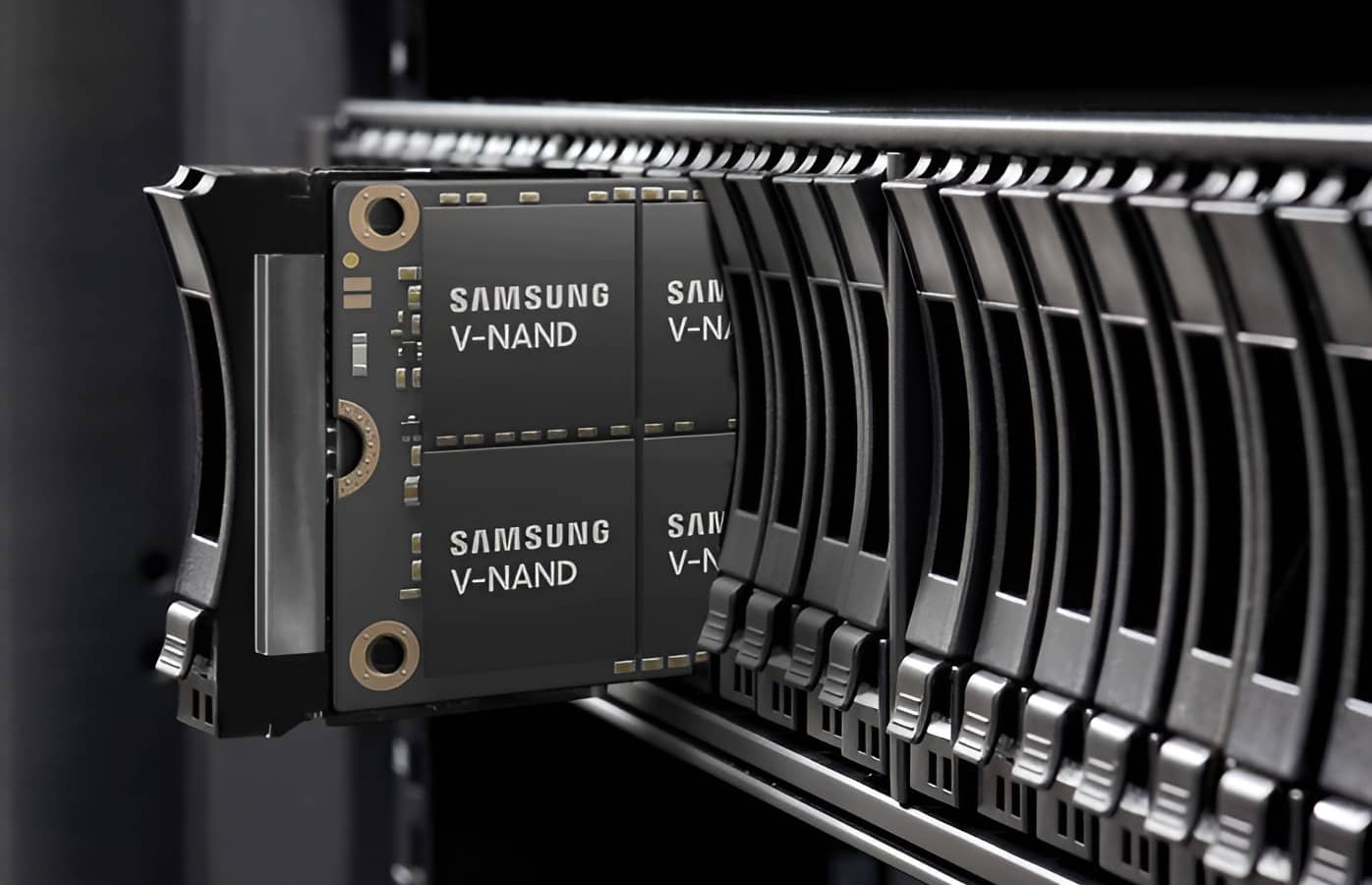 Samsung створила перший у світі 900-шаровий чип пам’яті V-NAND