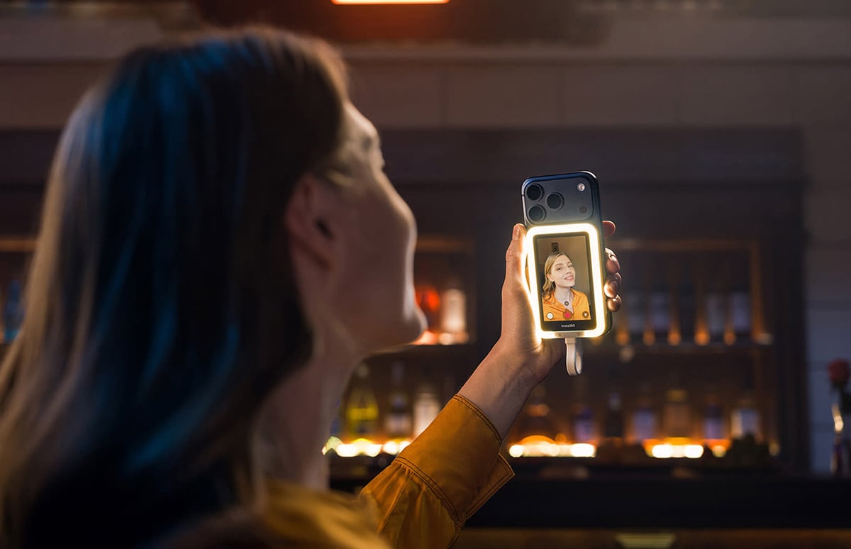 Insta360 представила зовнішній MagSafe-екран для смартфонів