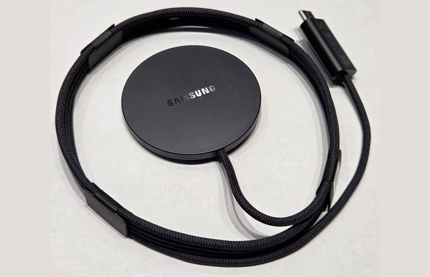 На фото показано магнітний зарядний пристрій Samsung потужністю 25 Вт