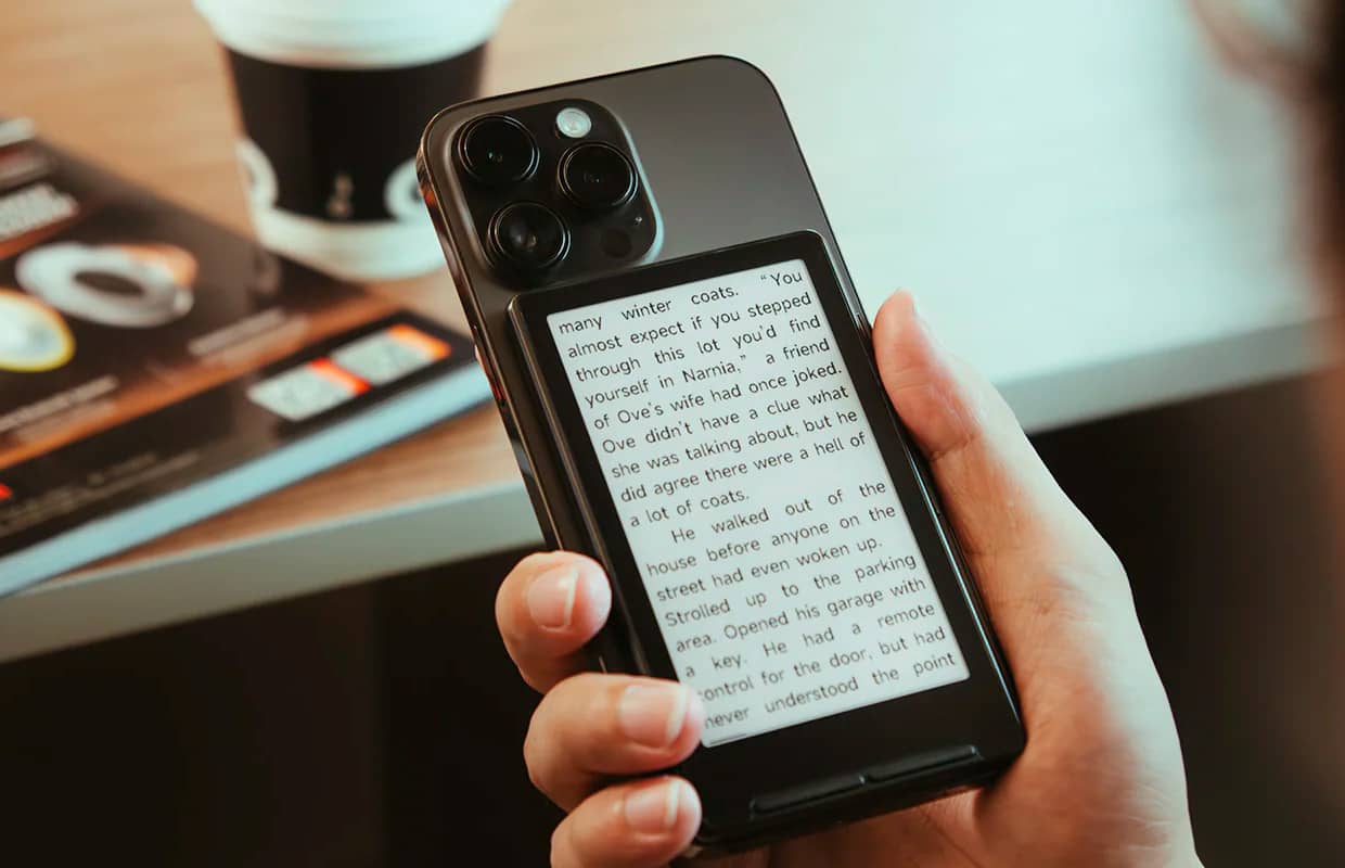 Представлено надкомпактну електронну книгу Xteink X4, яка кріпиться до задньої панелі смартфона