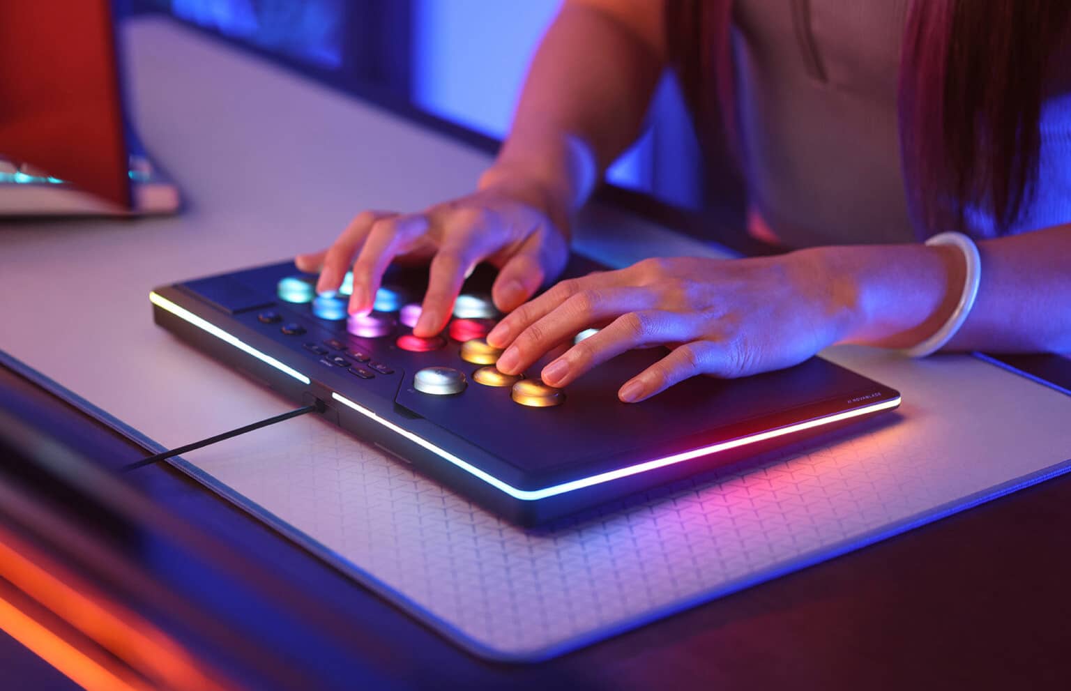 Corsair випустила свій перший безважільний контролер Novablade Pro Wireless