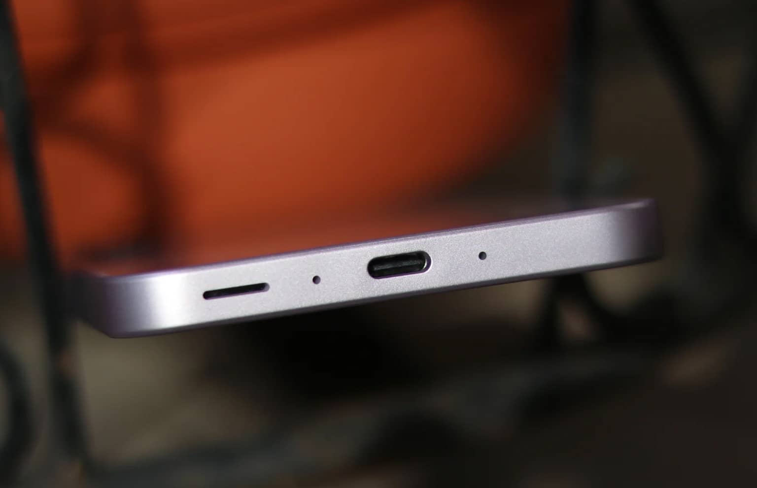 Кілька порад щодо очищення забрудненого порту USB-C смартфона або планшета