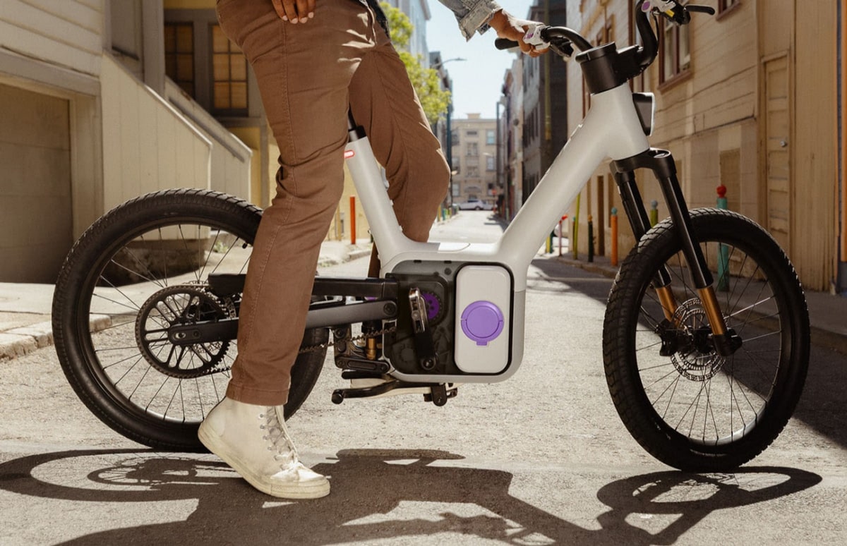 Суббренд Rivian представив велосипед-трансформер, який заряджається від крутіння педалей